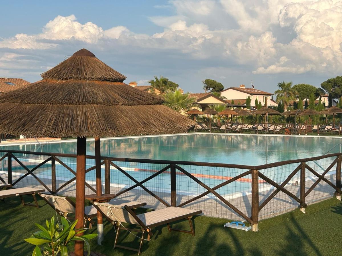 Fattoria Palazzeta - Pet & Family Friendly Aparthotel Чечина Екстериор снимка