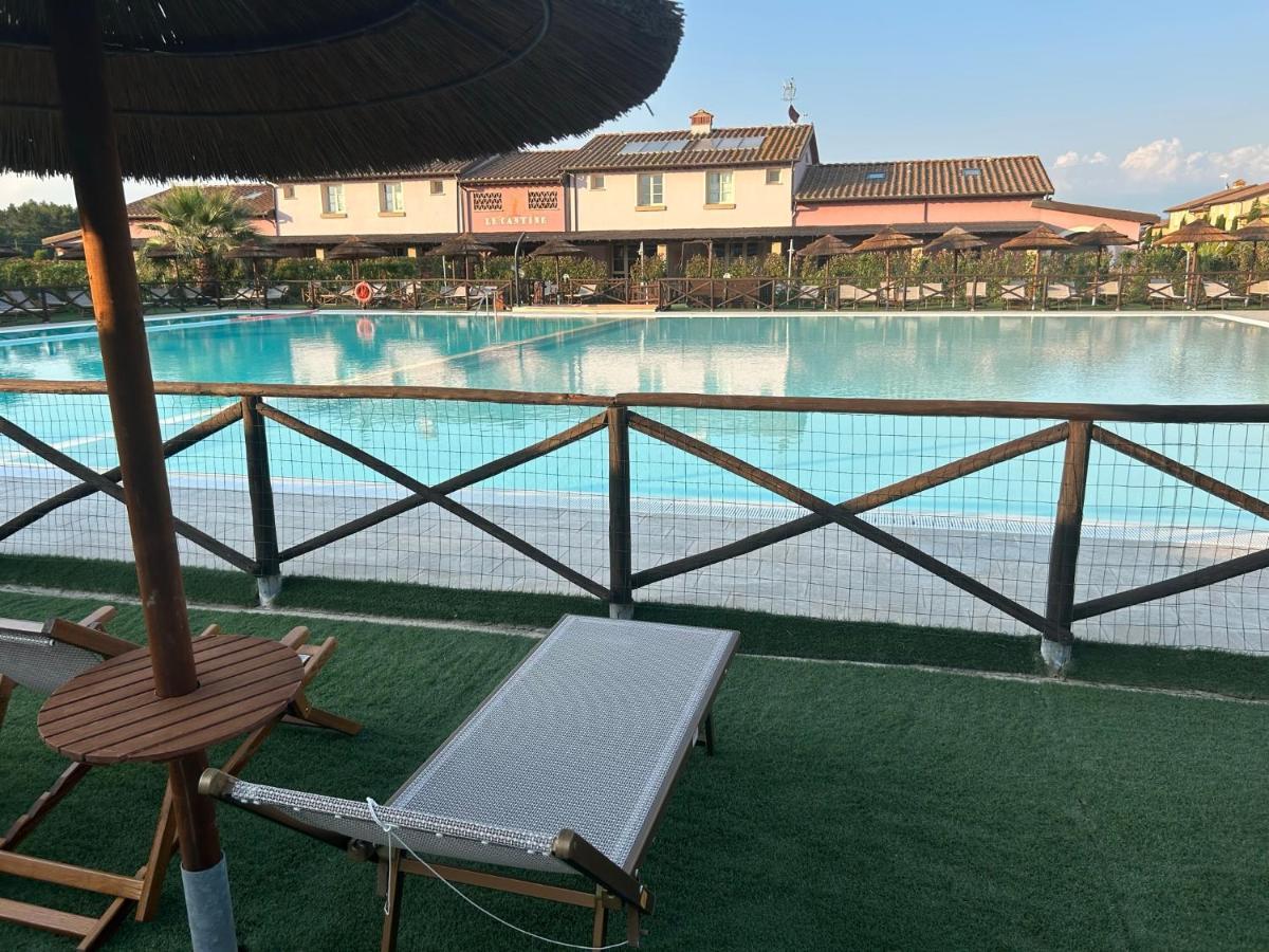 Fattoria Palazzeta - Pet & Family Friendly Aparthotel Чечина Екстериор снимка
